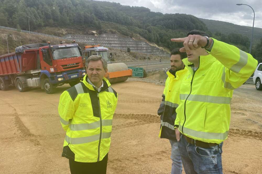 El delegado del Gobierno en Galicia, José MIñones, supervisa las obras en la zona de la A-6 donde se derrumbó el viaducto de O Castro - DELEGACIÓN DEL GOBIERNO