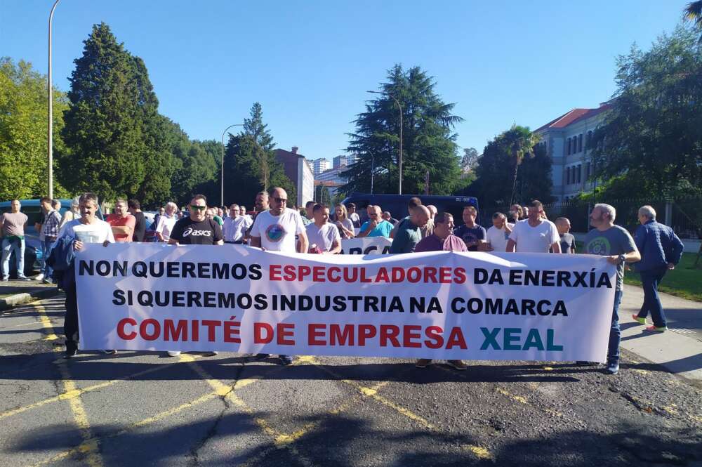 Manifestación de los trabajadores de Xeal en las factorías de Cee-Dumbría a las puertas de la sede de la Xunta, en Santiago / Europa Press