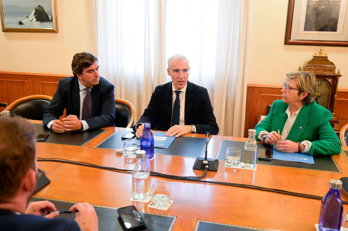 El vicepresidente primero y conselleiro de Economía, Industria e Innovación, Francisco Conde, y la conselleira do Mar, Rosa Quintana, en una reunión mantenida en la Autoridad Portuaria de A Coruña