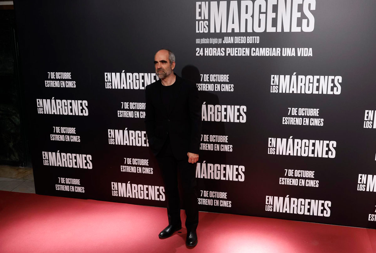 El actor Luis Tosar a su llegada al estreno de la película "En los Márgenes", hoy martes en el Cine Capitol de Madrid