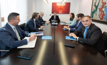 El presidente de la Xunta, Alfonso Rueda, junto al comité técnico de la Sociedad Impulsa Galicia