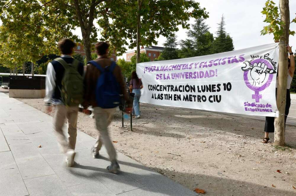 Concentración convocada por el Sindicato de Estudiantes en protesta por los gritos machistas de residentes del Colegio Mayor Elías Ahuja en la Avenida Complutense en Madrid