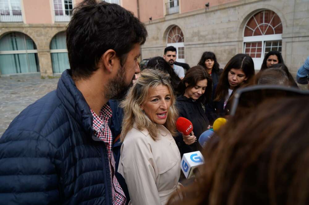 La vicepresidenta segunda del Gobierno y ministra de Trabajo y Economía Social, Yolanda Díaz, ofrece declaraciones a los medios a su llegada a un homenaje al exsenador de Podemos José García Buitrón - M. Dylan