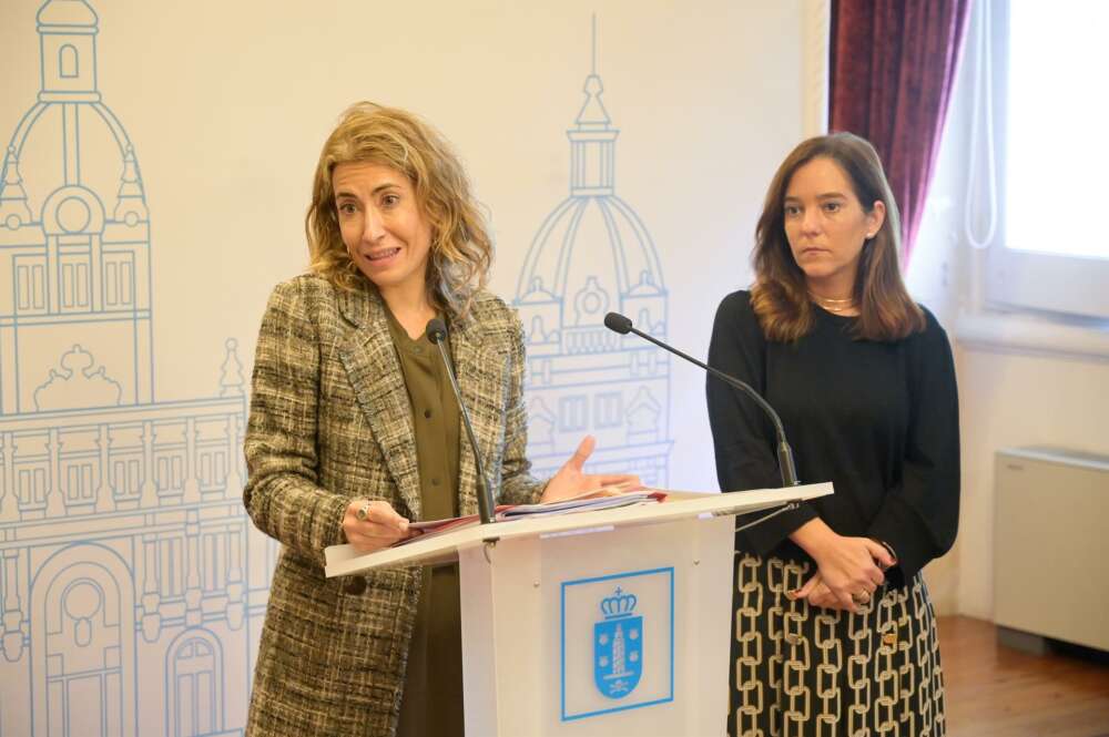 La ministra de Transportes, Movilidad y Agenda Urbana, Raquel Sánchez en una rueda de prensa junto a la alcaldesa de A Coruña, Inés Rey