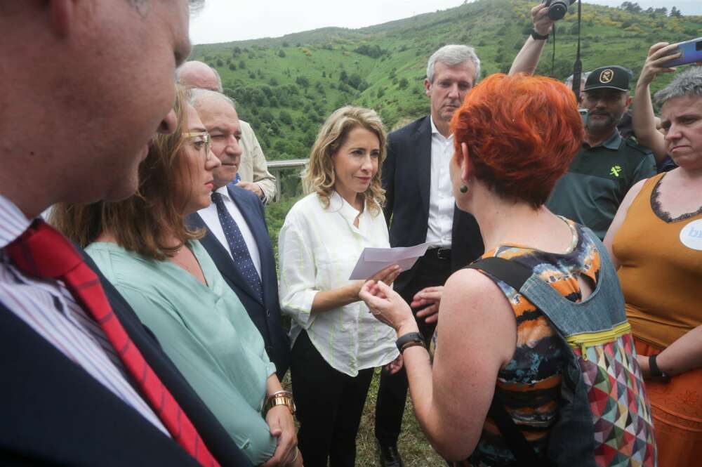 El presidente de la Xunta de Galicia, Alfonso Rueda (d), y la ministra de Transportes, Raquel Sánchez (c), durante su visita a la parte del acueducto caído de Pedrafita do Cebreiro - Carlos Castro