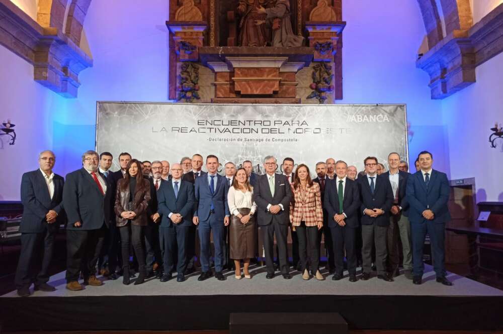 Foto de familia en el Encuentro para la Reactivación del Noroeste. Soluciones conjuntas a desafíos comunes