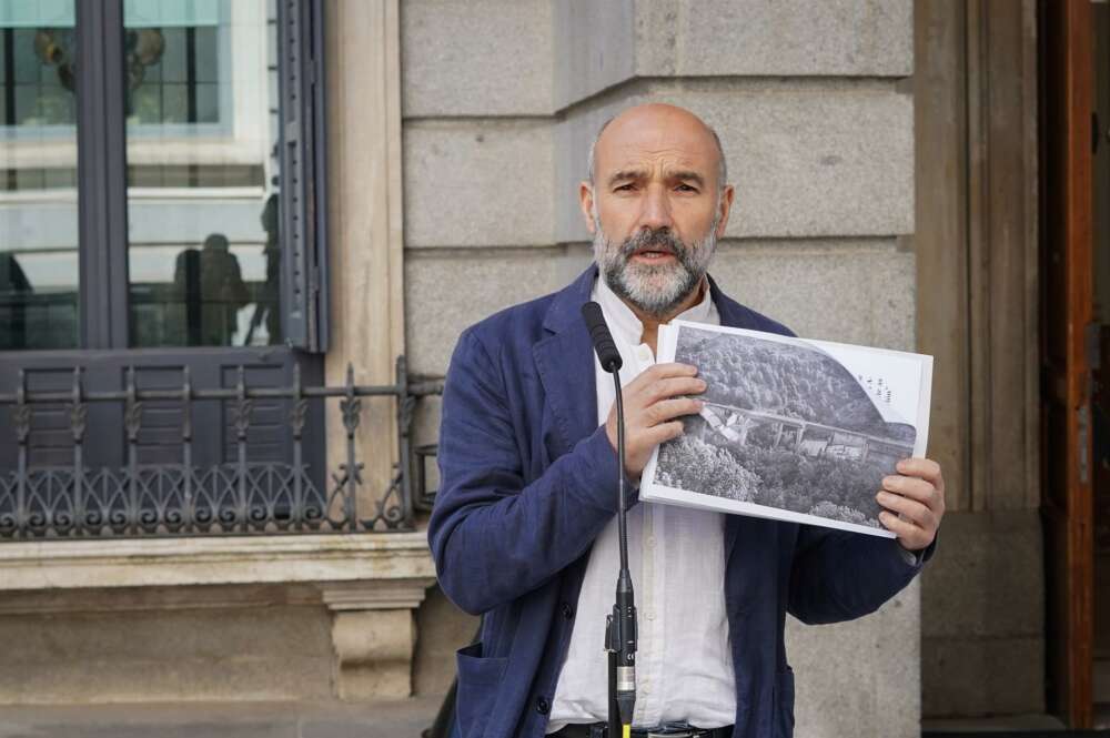 El diputado del BNG, Néstor Rego, con una foto del viaducto derrumbado de la A-6