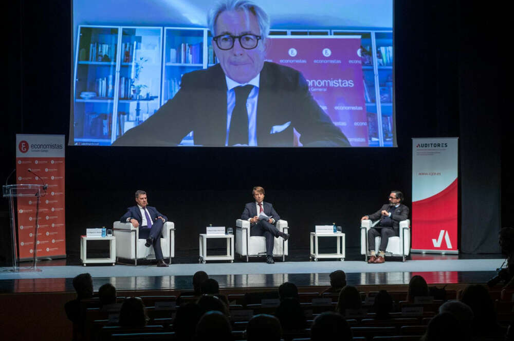 El consejero independiente de Abanca, José Manuel González Páramo y el conselleiro de Facenda e Administración Pública, Miguel Corgos, entre otros profesionales, en las VII Xornadas de Auditoría e Contabilidade de Galicia