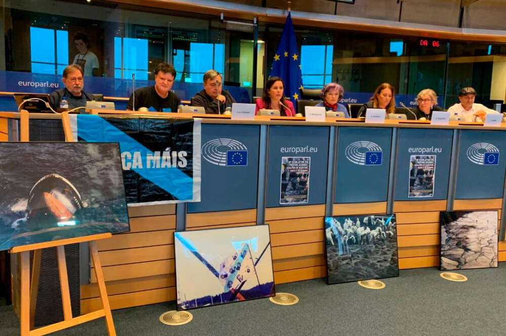 Asistentes a la conferencia El vertido del Prestige ha vuelto al Parlamento Europeo 20 años después de la catástrofe en el que se ha conmemorado el que fue un “caso emblemático” para la defensa del medioambiente y la futura legislación marítima. La eurodiputada del BNG Ana Miranda ha definido así la conferencia 20 años del accidente del Prestige: análisis de la seguridad marítima en Europa organizada en la sede de la Eurocámara