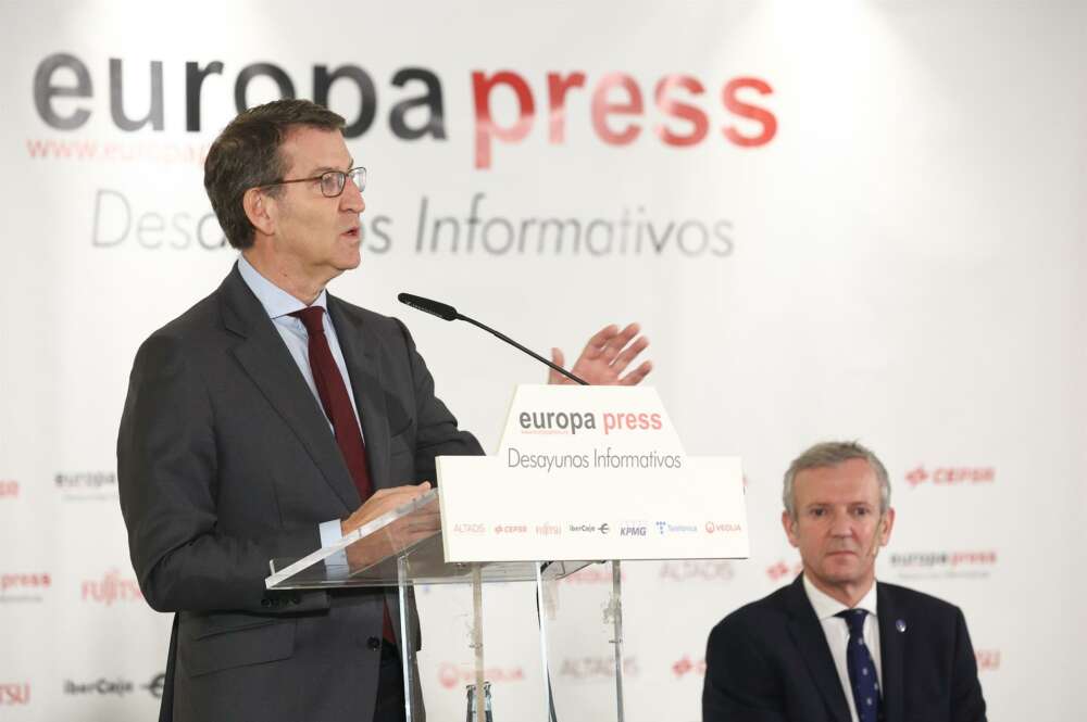 Núñez Feijóo presenta a Alfonso Rueda en un desayuno organizado por Europa Press. - Eduardo Parra -