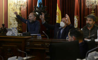 El alcalde de Ourense, Gonzalo Pérez Jácome (1i), interviene durante un pleno en el Concello de Ourense