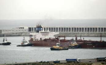 l petrolero Max Jacob, de 274 metros de eslora y cargado con 148.000 toneladas de fuel, atracaba hoy con ayuda de varios remolcadores en el Puerto Exterior de Punta Langosteira, tras sufrir una avería cuando se dirigía de Rotterdam a Estados Unidos.