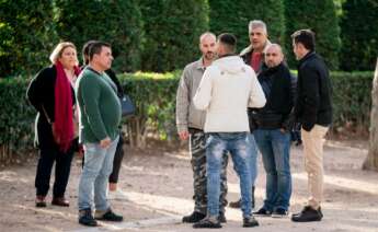 Algunos de los 13 marineros que llevaron a los supervivientes del ‘Villa de Pitanxo’ a España, a su llegada a la sede de la Audiencia Nacional