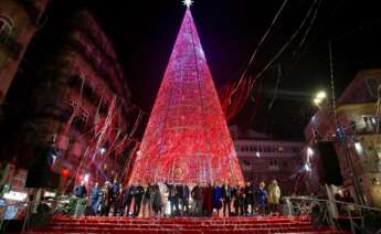 La pulsación de un interruptor al final de una cuenta atrás en inglés, español y gallego coreada por una multitud festiva y entregada ha desencadenado este sábado en Vigo el encendido en oleadas de once millones de luces led y, con él, el inicio de una Navidad que según Abel Caballero (c) sirve de pistoletazo de salida a todas las demás