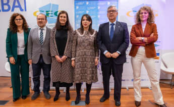 El rector de la USC, Antonio López, la conselleira de Promoción do Emprego e Igualdade, María Jesús Lorenzana, y el director de la CEG, Juan Manuel Vieites, junto a Loreto Fernández e Isabel Neira, directoras de GEM