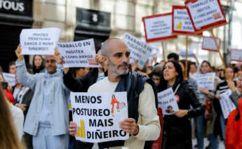 Trabajadores de las tiendas del grupo Inditex en la provincia de A Coruña se manifiestan para reclamar una mejora de condiciones salariales y sociales