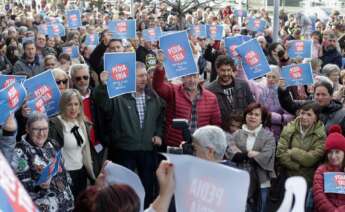 concentración convocada por la Plataforma na Defensa da Sanidade Pública da Mariña para denunciar la falta de pediatras, frente al centro de salud de Viveiro, a 20 de noviembre de 2022, en Viveiro, Lugo - Carlos Castro - Europa Press