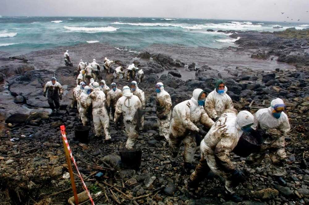 Operativos del ejército español ayudan en las labores de limpieza de petróleo en la costa de Touriñan, en la localidad gallega Muxía, después de que la marea arrastrara el chapapote. Álvaro Ballesteros