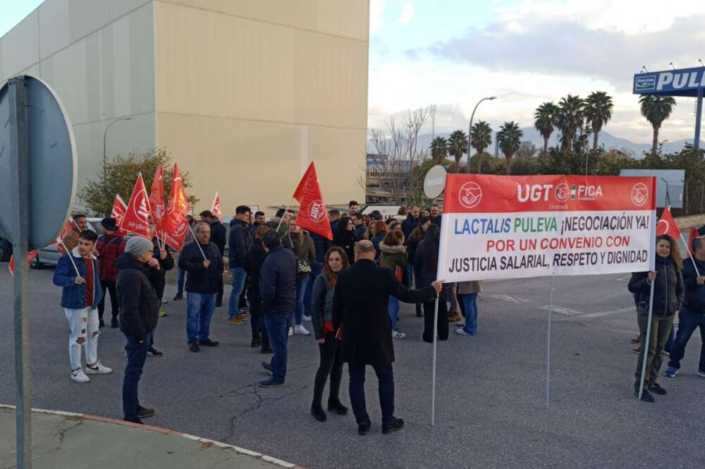 Protesta frente a la planta de Lactalis Puleva en Granada / UGT