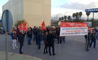 Protesta frente a la planta de Lactalis Puleva en Granada / UGT