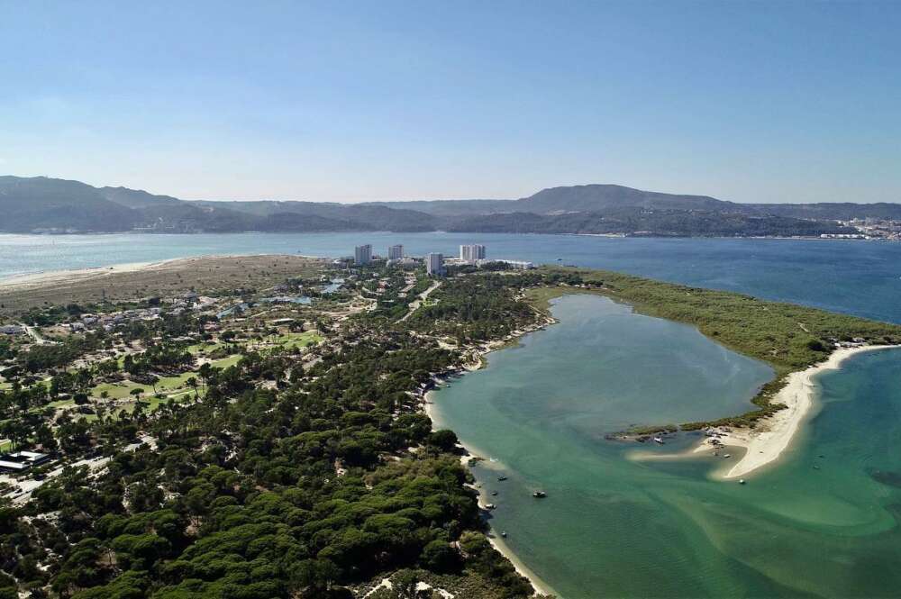 Imagen aérea de la península de Tróia, en la que se aprecian algunos de los emprendimientos turísticos / Troia Resort