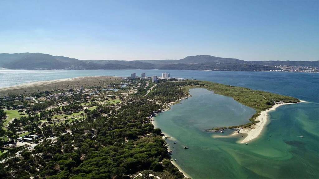 Imagen aérea de la península de Tróia, en la que se aprecian algunos de los emprendimientos turísticos / Troia Resort