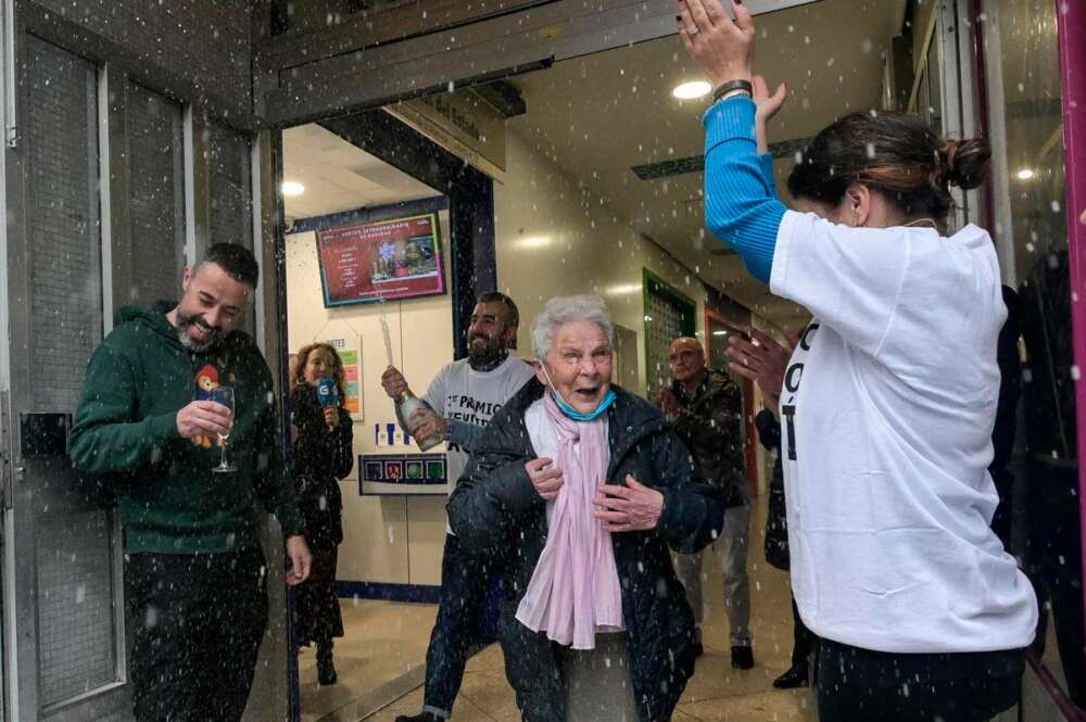 Asunción, una agraciada del 'Gordo' del Sorteo Extraordinario de la Lotería de Navidad correspondiente al número 5490 celebra su suerte en la administración situada en las galerías comerciales de la calle Barcelona, a 22 de diciembre de 2022, en A Coruña