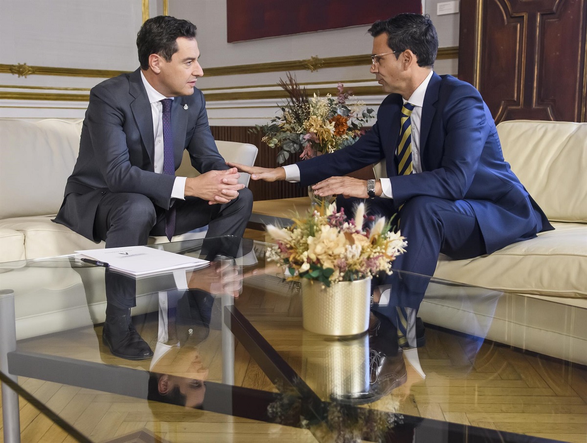 El presidente de la Junta de Andalucía, Juan Manuel Moreno Bonilla, recibe al alcalde de Granada, Francisco Cuenca. Foto: EFE