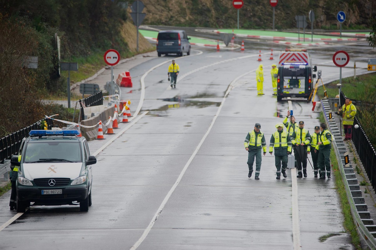 Un equipo especializado de la Guardia Civil participa en la reconstrucción del accidente del autobús siniestrado en el río Lérez, a 28 de diciembre de 2022, en Cerdedo-Cotobade, Pontevedra