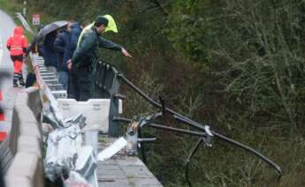 Un guardia civil donde cayó el autobús en el río Lérez, a 25 de diciembre de 2022, en el concello de Cerdedo-Cotobade, Pontevedra, Galicia. - César Arxina - Europa Press