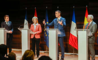 Los presidentes del Gobierno de España, Pedro Sanchez (2º dcha), Francia, Emmanuel Macron, (izq) y Portugal, Antonio Costa, (dcha) más la presidenta de la Comisión Europea, Ursula von der Leyen, en la IX Cumbre Euromediterránea