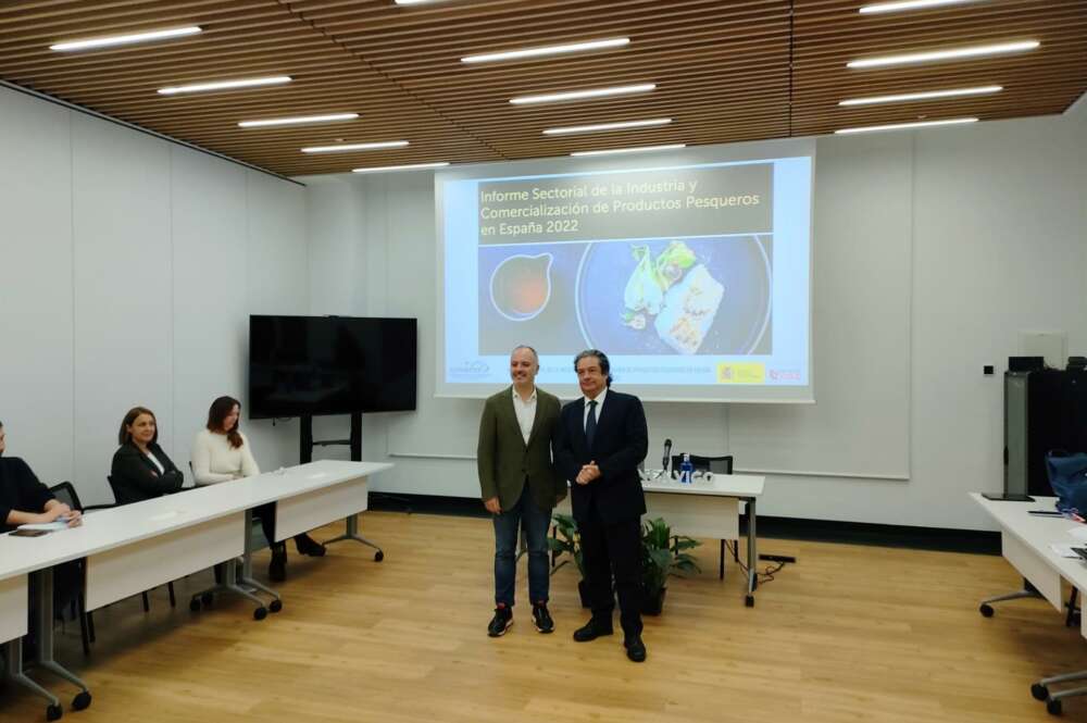 El presidente de Conxemar, Eloy García, y el delegado de la Zona Franca de Vigo, David Regades, durante la presentación del Informe Sectorial de la Industria y Comercialización de Productos Pesqueros en España 2022 / Europa Press