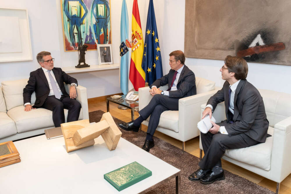 José Soares de Pina, CEO de Altri, en un encuentro con Feijóo y el conselleiro de Facenda, Miguel Corgos / David Cabezón