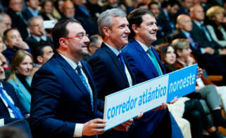 El presidente del Principado de Asturias, Adrián Barbón; el presidente de la Xunta, Alfonso Rueda, y el presidente de la Junta de Castilla y León, Alfonso Fernández Mañueco, posan con una pancarta en la cumbre Galicia, Asturias y Castilla y León