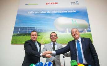 De izquierda a derecha, Luis Iglesias, COO de Enagás Renovables; Joaquín Rodríguez, director de hidrógeno de Cepsa; y José Luis Morlanes, consejero delegado de Alter Enersun