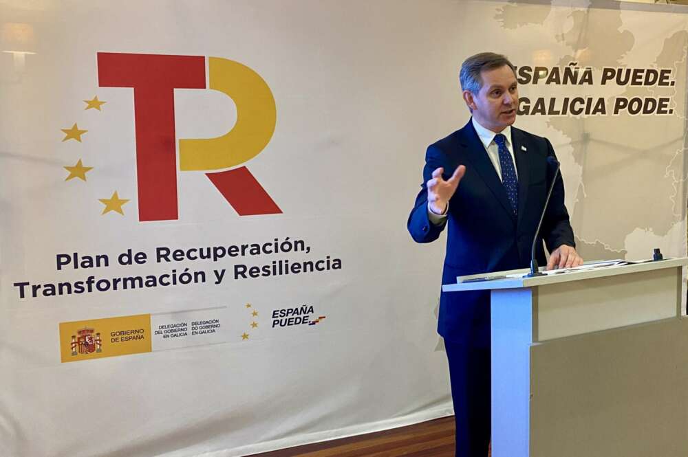 El delegado del Gobierno, José Miñones, durante la presentación del balance semestral de rendición de cuentas “Cumpliendo”, celebrada en el Hostal dos Reis Católicos