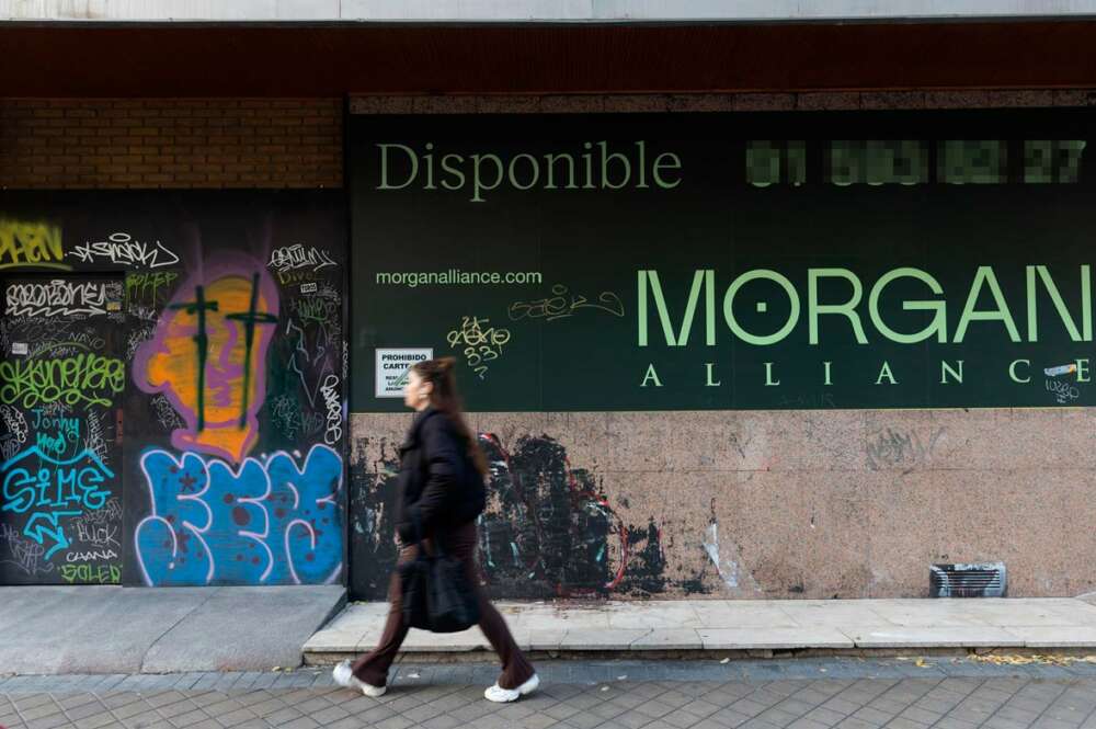 Una persona pasa por delante de un comercio cerrado