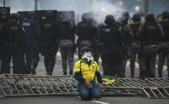 Seguidores del expresidente brasileño Jair Bolsonaro invadieron este domingo el Palacio de Planalto, sede del Ejecutivo, y la Corte Suprema, después de haber irrumpido antes en el Congreso Nacional en actos golpistas contra el presidente Luiz Inácio Lula da Silva. EFE/ Andre Borges