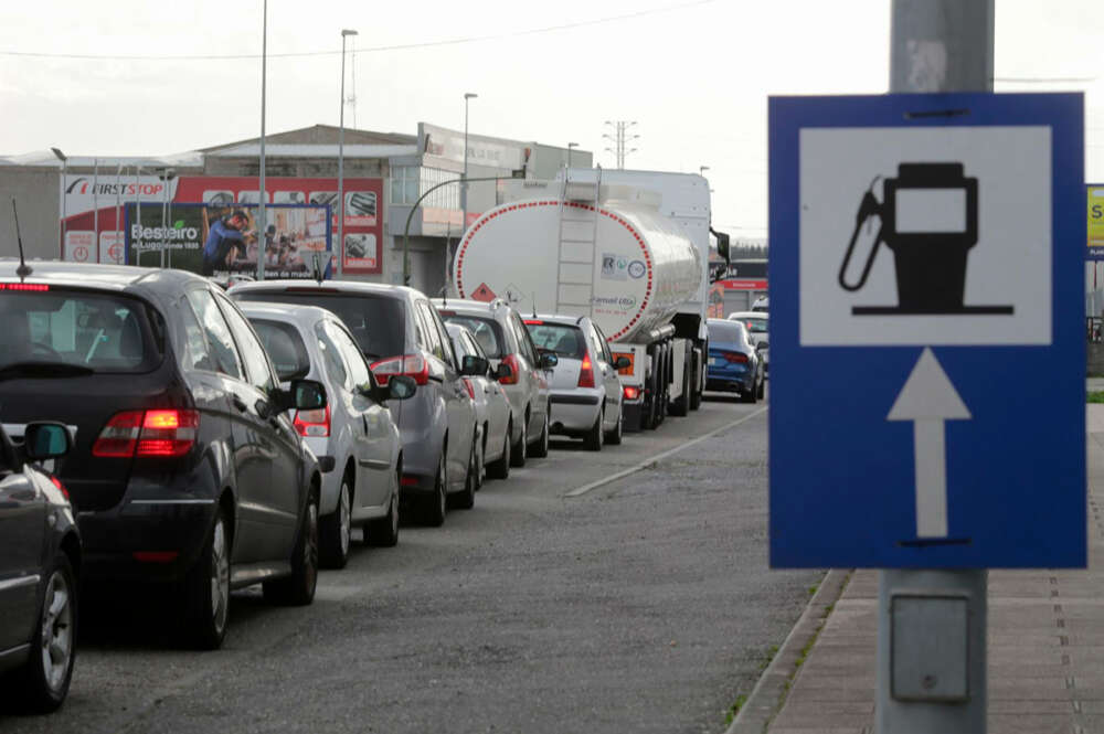 Colas de coches en una gasolinera de Lugo