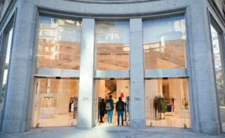 Vista del exterior de la tienda de Zara en Plaza España en Madrid en la que aparecen personas a la entrada de la tienda