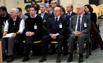 El antiguo presidente del grupo Pescanova Manuel Fernández de Sousa (d), junto a los máximos responsables de la empresa entre 2009 y 2013, se sienta en el banquillo de la Audiencia Nacional en San Fernando de Henares (Madrid) donde este lunes comienza el juicio con 19 acusados, numerosos testigos y peritos, casi siete años después de la quiebra del grupo Pescanova. EFE/Fernando Alvarado