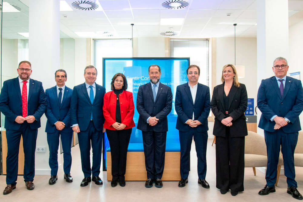 Foto de familia del evento de inauguración de la nueva sede corporativa de Abanca en Extremadura