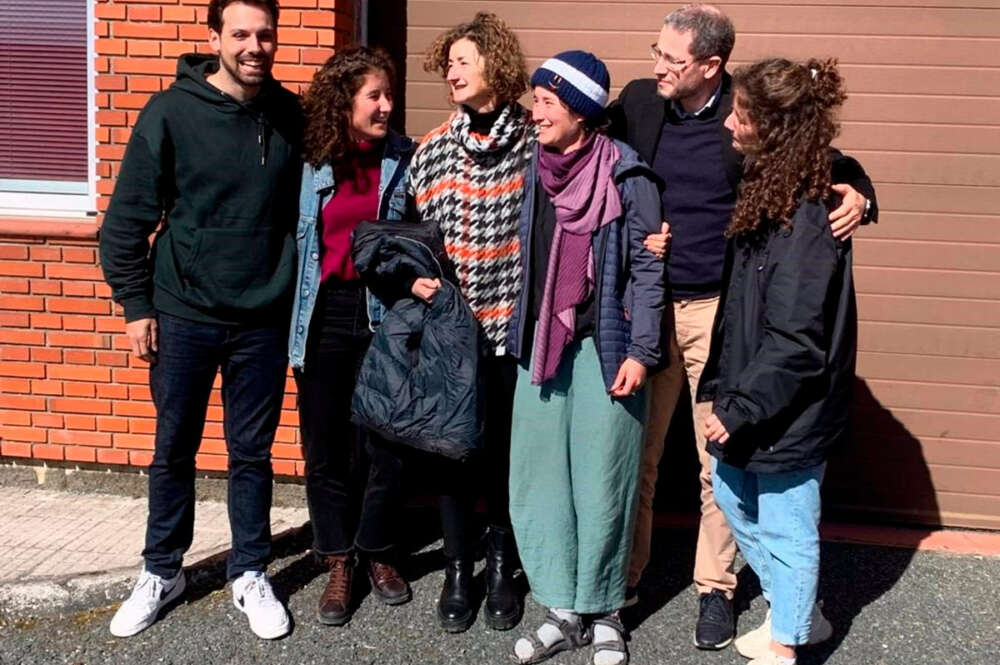 Ana Baneira junto a sus familiares en su llegada este lunes a Galicia