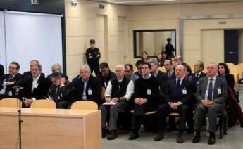 El antiguo presidente del grupo Pescanova Manuel Fernández de Sousa (d), junto a los máximos responsables de la empresa entre 2009 y 2013, se sienta en el banquillo de la Audiencia Nacional en San Fernando de Henares (Madrid) donde este lunes comienza el juicio con 19 acusados, numerosos testigos y peritos, casi siete años después de la quiebra del grupo Pescanova. EFE/Fernando Alvarado