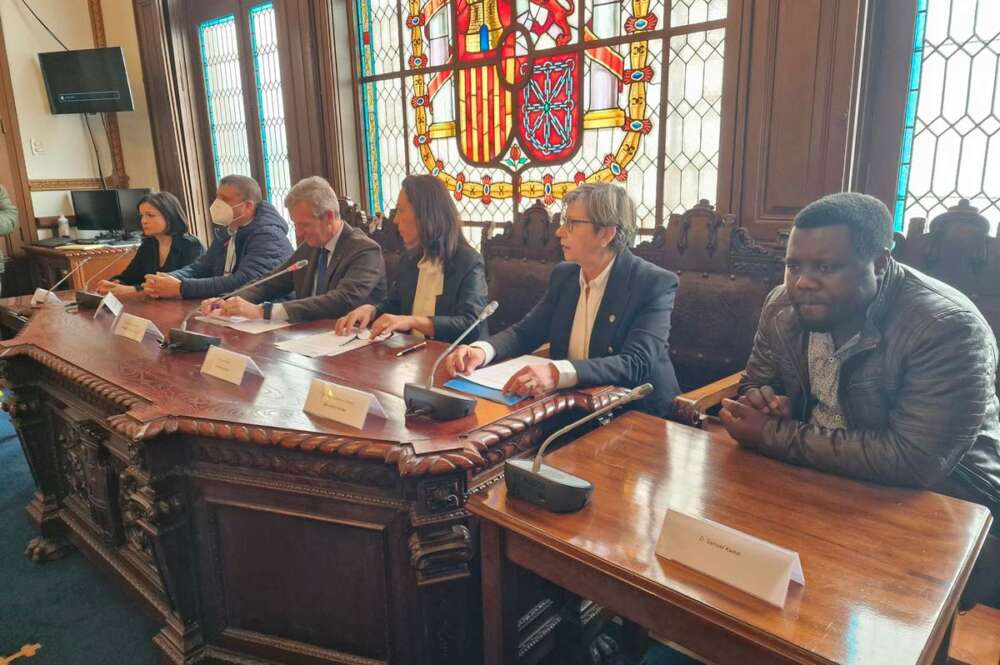 María José de Pazo, Ramón Porto, Alfonso Rueda, María Pilar Ramallo, Rosa Quintana y Samuel Kwesi en un acto homenaje a marineros del Playa Menduiña 2.