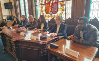 María José de Pazo, Ramón Porto, Alfonso Rueda, María Pilar Ramallo, Rosa Quintana y Samuel Kwesi en un acto homenaje a marineros del Playa Menduiña 2.