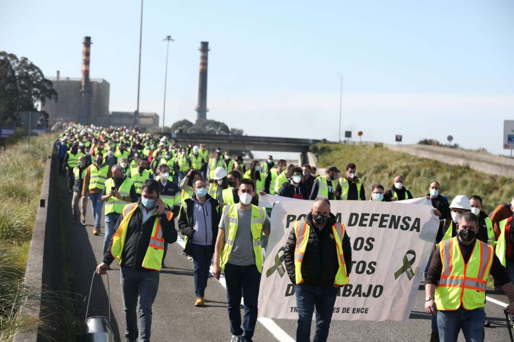 Decenas de trabajadores de la fábrica de Ence se manifiestan contra el cierre de la fábrica de Lourizán en 2021 / Beatriz Ciscar - Europa Press -