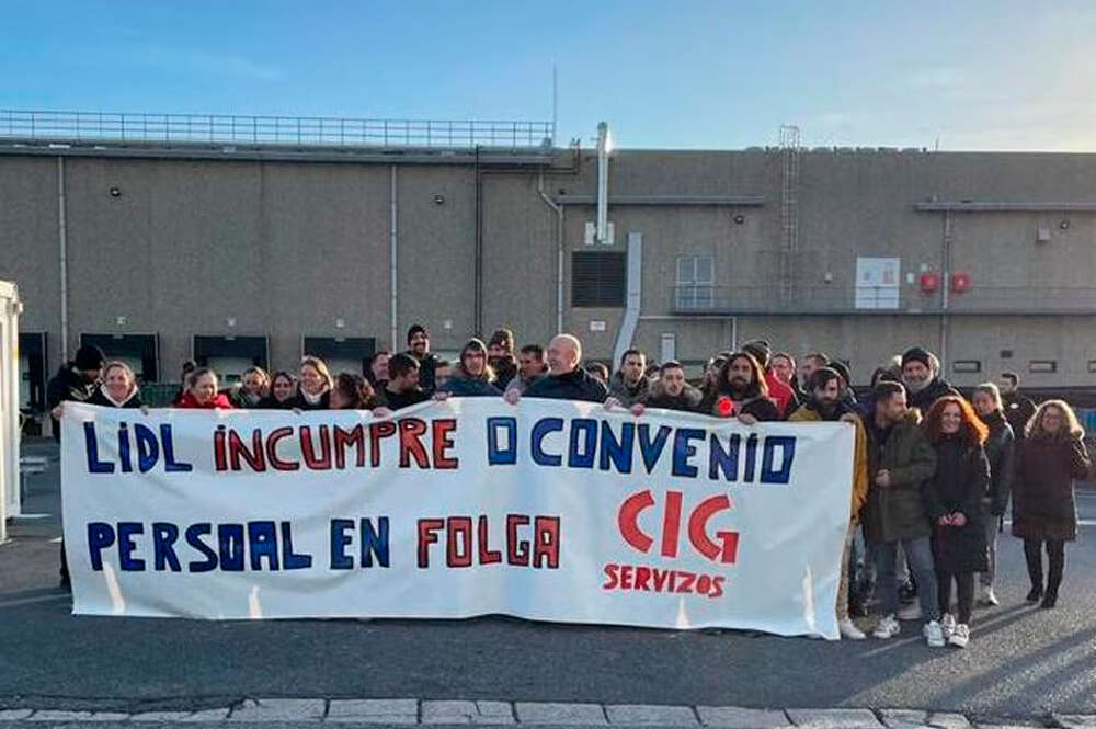 Concentración de los trabajadores del almacén logístico de Lidl en Narón