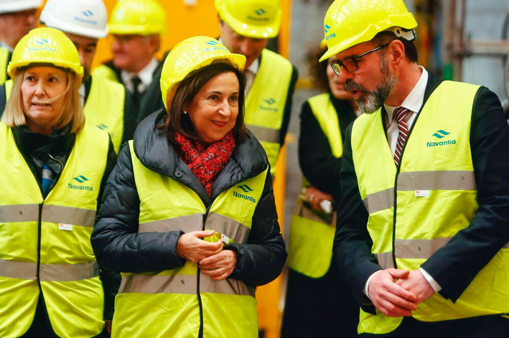 La ministra de Defensa, Margarita Robles (c), visita junto al presidente de la compañía pública Navantia, Ricardo Domínguez, y la secretaria de Estado de Defensa, Amparo Valcarce, las instalaciones del astillero de Navantia en Ferrol