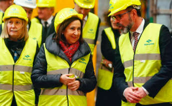 La ministra de Defensa, Margarita Robles (c), visita junto al presidente de la compañía pública Navantia, Ricardo Domínguez, y la secretaria de Estado de Defensa, Amparo Valcarce, las instalaciones del astillero de Navantia en Ferrol